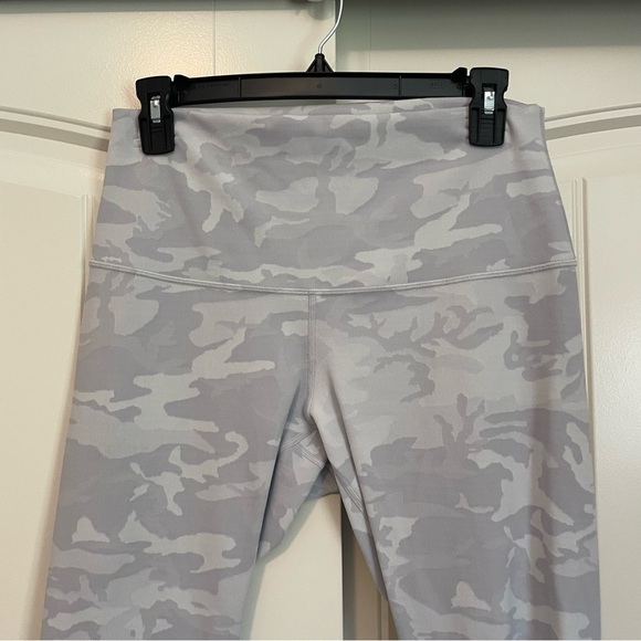 Lululemon Wunder Under High-Rise *Roll Down Scallop Full-On Luxtreme 23" size 10 - Picture 9 of 9